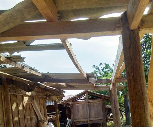 Nghệ An: Lốc xoáy kèm mưa lớn làm hư hại hàng chục ngôi nhà