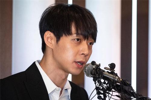 CLIP: Park Yoochun tới trình diện tại sở cảnh sát vì liên quan đến ma túy