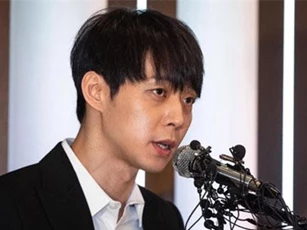 CLIP: Park Yoochun tới trình diện tại sở cảnh sát vì liên quan đến ma túy