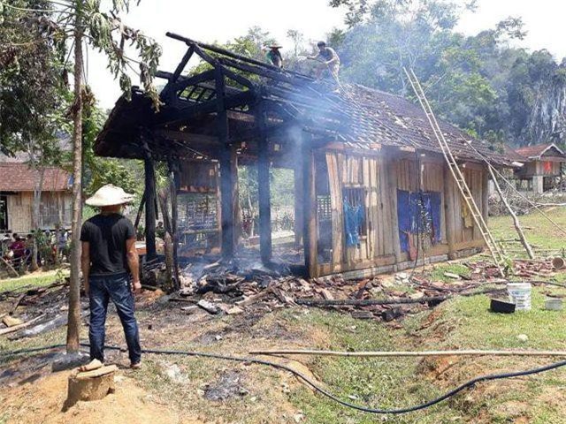 Nghệ An: Cụ bà 70 tuổi thoát nạn trong căn nhà gỗ bốc cháy