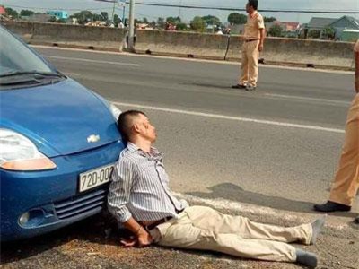 Clip: Tài xế bán tải ngông nghênh châm thuốc hút sau khi dùng rìu chém người, tông 2 CSGT