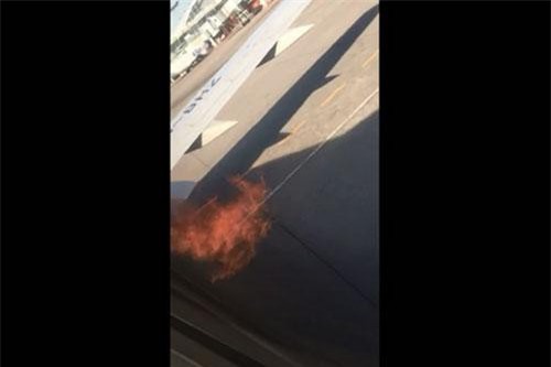 Động cơ Boeing 737 bốc cháy ngùn ngụt trước khi cất cánh