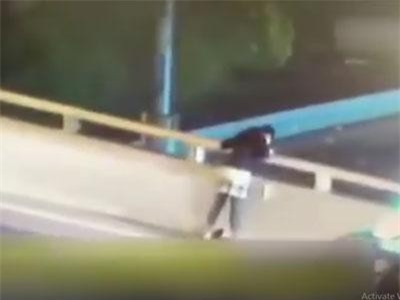 Thiếu niên 17 tuổi bất ngờ lao ra khỏi xe và nhảy cầu tự tử, người mẹ bị chỉ trích thậm tệ vì lý do sau