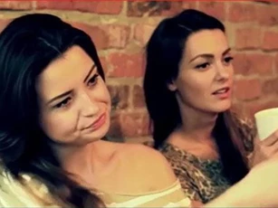 CLIP: Chị em nhà Kim Kardashian chi tiền "núi" để phẫu thuật thẩm mỹ