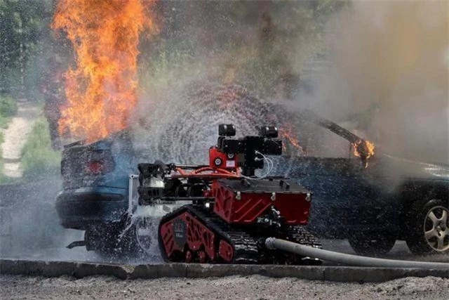 Robot cứu hỏa Colossus (Ảnh: AFP)