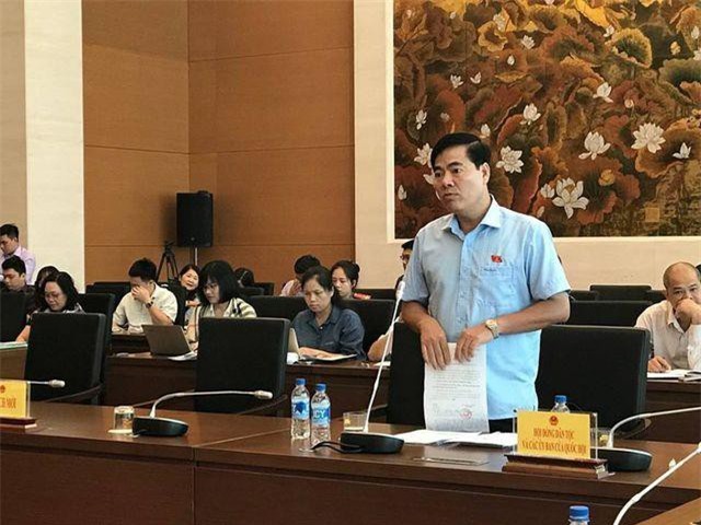 “3 lần xô vào ôm hôn bé gái trong thang máy sao có thể gọi là nựng?”