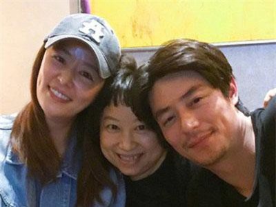 Lâm Tâm Như tới phim trường thăm ông xã nhưng biểu cảm cười tít mắt của Hoắc Kiến Hoa mới là tâm điểm chú ý