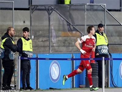 Phì cười với cảnh Nacho Monreal đi vệ sinh giữa trận