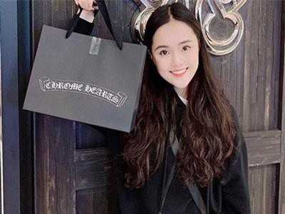 Bạn gái Duy Mạnh chứng tỏ đẳng cấp Rich Kid: Đi đến đâu "vung tiền" mua hàng hiệu đến đó, sắm phụ kiện cũng phải nghìn đô