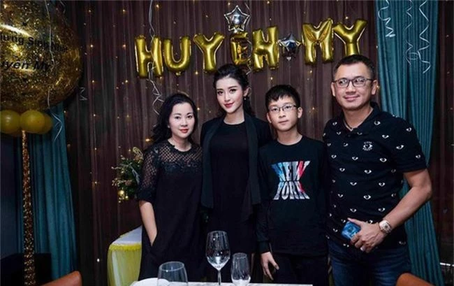 Á hậu Huyền My đi Hàn Quốc công tác, khoe ảnh xinh nhưng tất cả dồn chú ý vào nhan sắc người mẹ U50 - Ảnh 9.