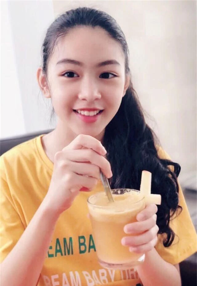 Con gái Quyền Linh ra dáng thiếu nữ xinh đẹp dịu dàng như Hoa hậu tương lai - 1