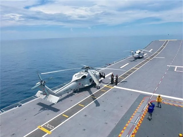 Hiếm hoi cảnh “vui như trẩy hội” trên tàu sân bay Thái Lan - Hình 3 Hiem hoi canh “vui nhu tray hoi” tren tau san bay Thai Lan-Hinh-3