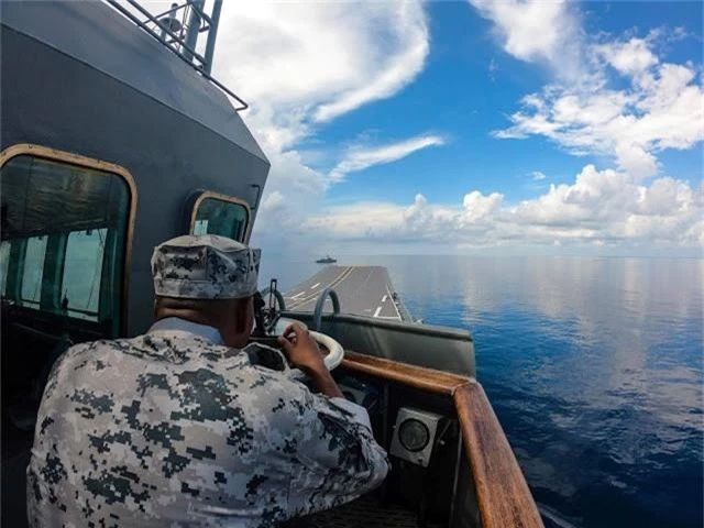 Hiếm hoi cảnh “vui như trẩy hội” trên tàu sân bay Thái Lan - Hình 5 Hiem hoi canh “vui nhu tray hoi” tren tau san bay Thai Lan-Hinh-5