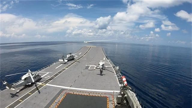 Hiếm hoi cảnh “vui như trẩy hội” trên tàu sân bay Thái Lan - Hình 8 Hiem hoi canh “vui nhu tray hoi” tren tau san bay Thai Lan-Hinh-8