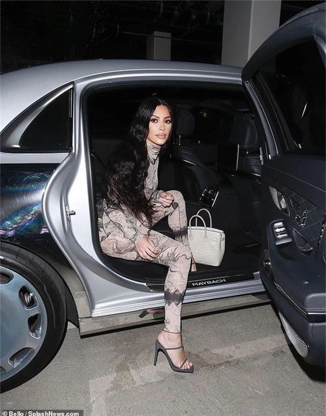 Trang phục kỳ dị của Kim Kardashian - 2
