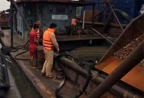 Bắt giữ 5 tàu khai thác cát trái phép trên sông Hồng