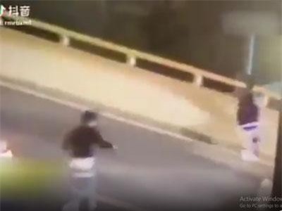 Clip: Thiếu niên 17 tuổi nhảy cầu tự tử trước mặt mẹ