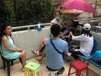 Clip: Nghệ sĩ Lê Bình bật khóc nói chuyện cùng Cát Phượng