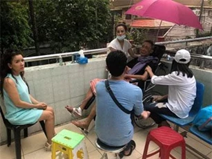 Clip: Nghệ sĩ Lê Bình bật khóc nói chuyện cùng Cát Phượng