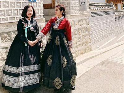 Á hậu Huyền My đi Hàn Quốc công tác, khoe ảnh xinh nhưng tất cả dồn chú ý vào nhan sắc người mẹ U50