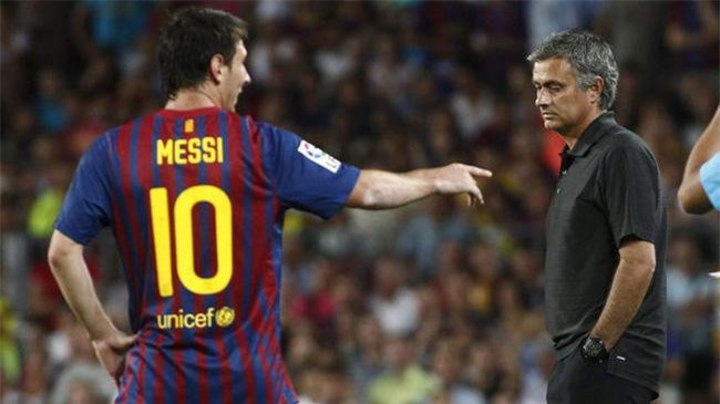 Mourinho chê hàng thủ Man Utd, trao Quả bóng Vàng cho Messi
