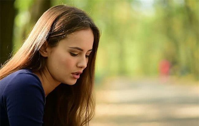 Lên thăm chị gái đột ngột, tôi sững sờ bởi lời hàng xóm nói về chị, càng chết điếng hơn khi thấy chị trở về với một người đàn ông