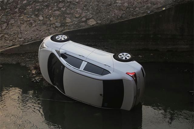 Hà Nội: Ô tô lao xuống mương nước, tài xế may mắn thoát nạn