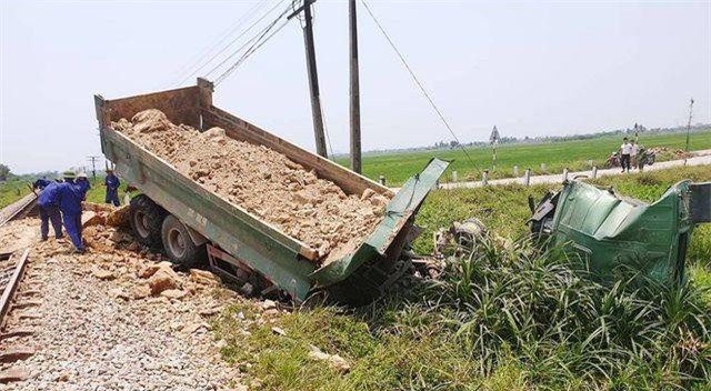 Nghệ An: Tàu hỏa tông văng xe tải, tài xế tử vong, tàu trật bánh