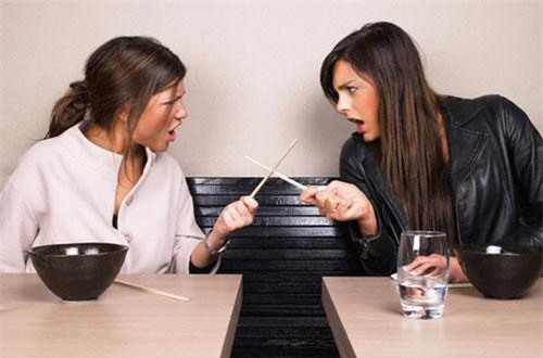 Nhìn thấy bảng quy định gửi cho mẹ chồng của chị dâu mà tôi ức chế xé ngay tại chỗ rồi ôm đồ của chị ném ra sân trước mặt anh trai tôi