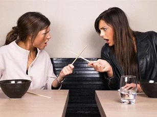 Nhìn thấy bảng quy định gửi cho mẹ chồng của chị dâu mà tôi ức chế xé ngay tại chỗ rồi ôm đồ của chị ném ra sân trước mặt anh trai tôi