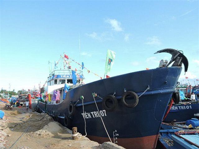 Đảo Lý Sơn thiếu xăng: Chở khẩn cấp 30.000 lít xăng ra đảo