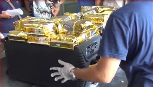 CLIP: Công an khui thùng loa chứa 600 kg ma túy đá ở Sài Gòn