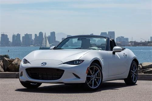 8. Mazda MX-5 Miata 2019 (giá khởi điểm: 27.080 USD).