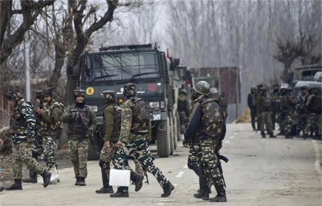 Ấn Độ tịch thu lô vũ khí do Trung Quốc sản xuất tại điểm nóng Kashmir - 1
