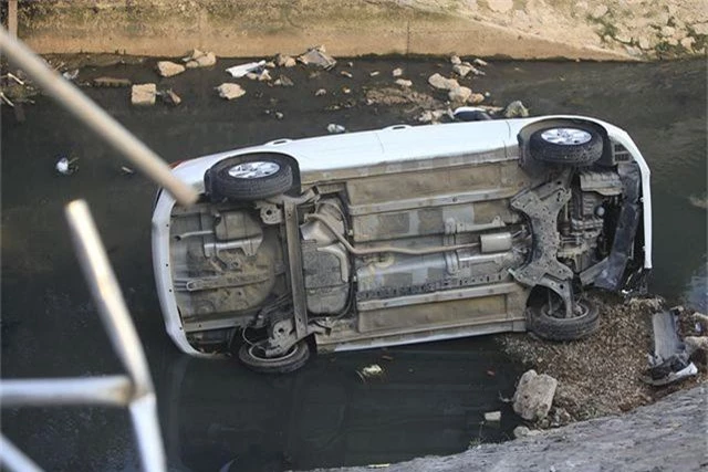 Hà Nội: Ô tô lao xuống mương nước, tài xế may mắn thoát nạn - 2