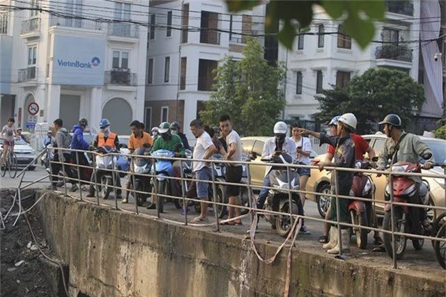 Hà Nội: Ô tô lao xuống mương nước, tài xế may mắn thoát nạn - 4