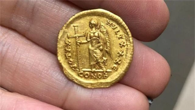 Học sinh cấp 2 bất ngờ nhặt được đồng tiền vàng 1.600 năm tuổi - 1