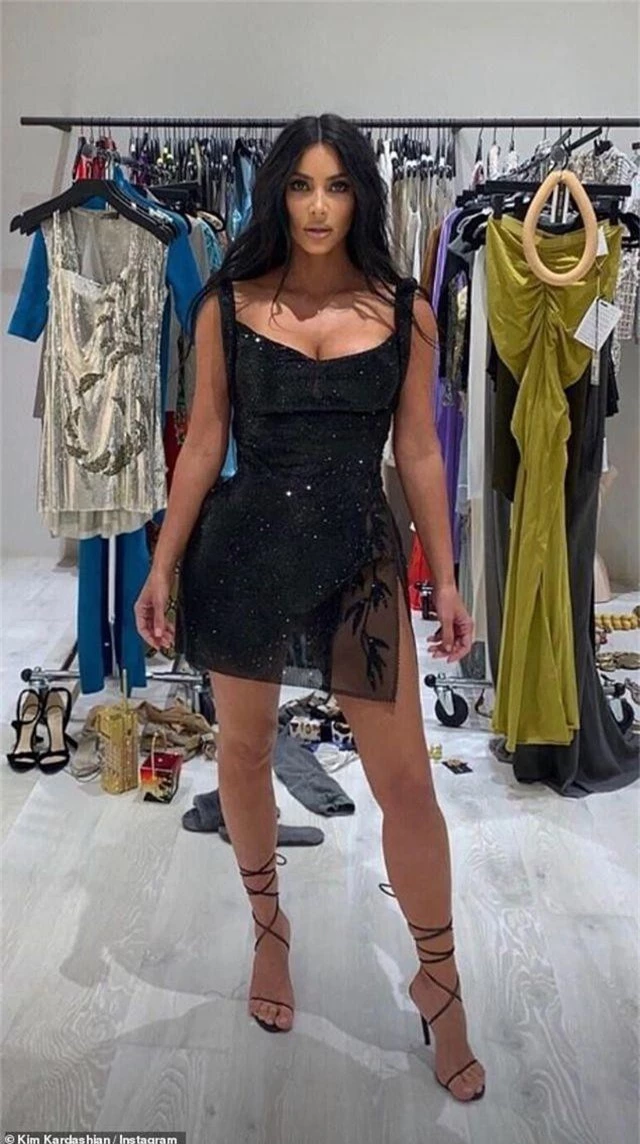 Kim Kardashian diện váy xuyên thấu lộ nội y - 4