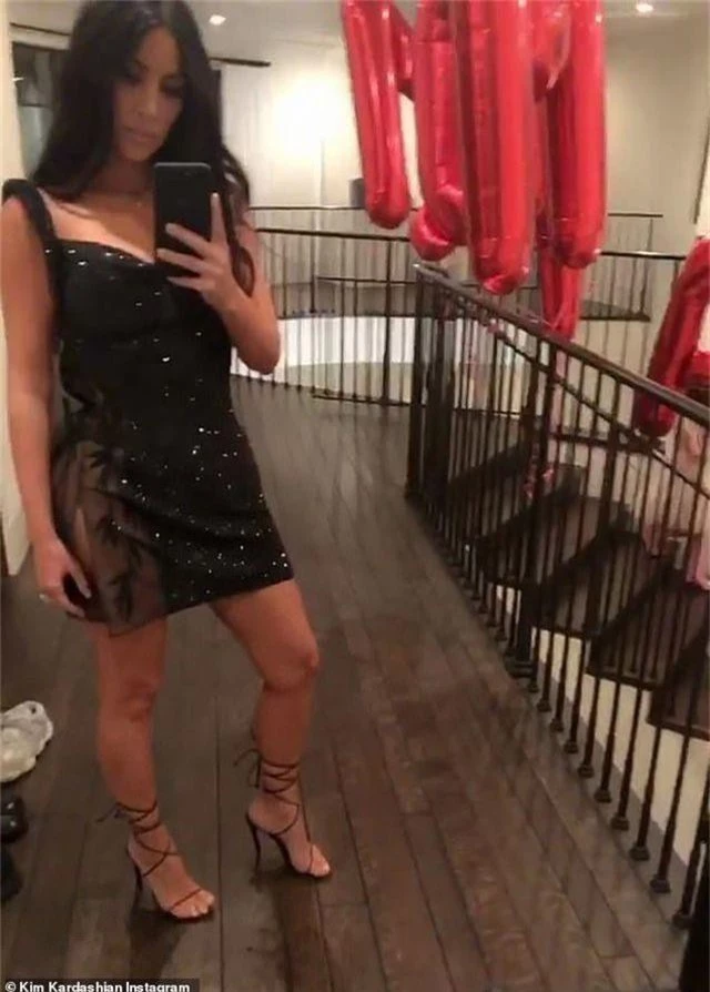 Kim Kardashian diện váy xuyên thấu lộ nội y - 5