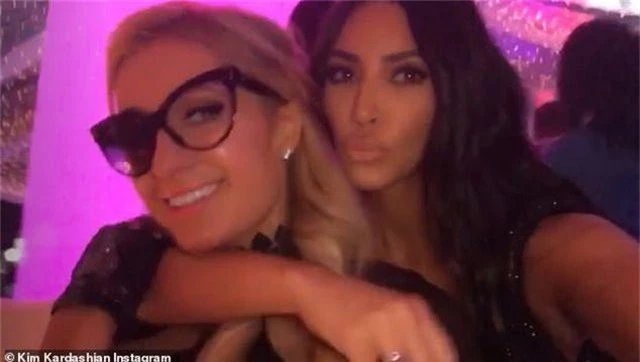 Kim Kardashian diện váy xuyên thấu lộ nội y - 6