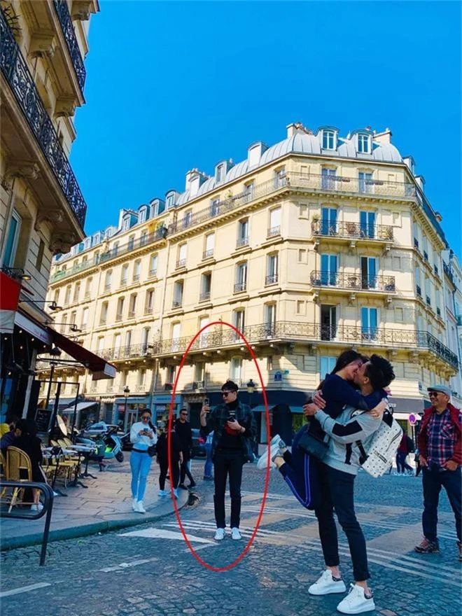 Trấn Thành và Hari Won khoá môi nhau đắm đuốt giữa đường phố Paris nhưng Trịnh Thăng Bình mới là tâm điểm chú ý - Ảnh 1.