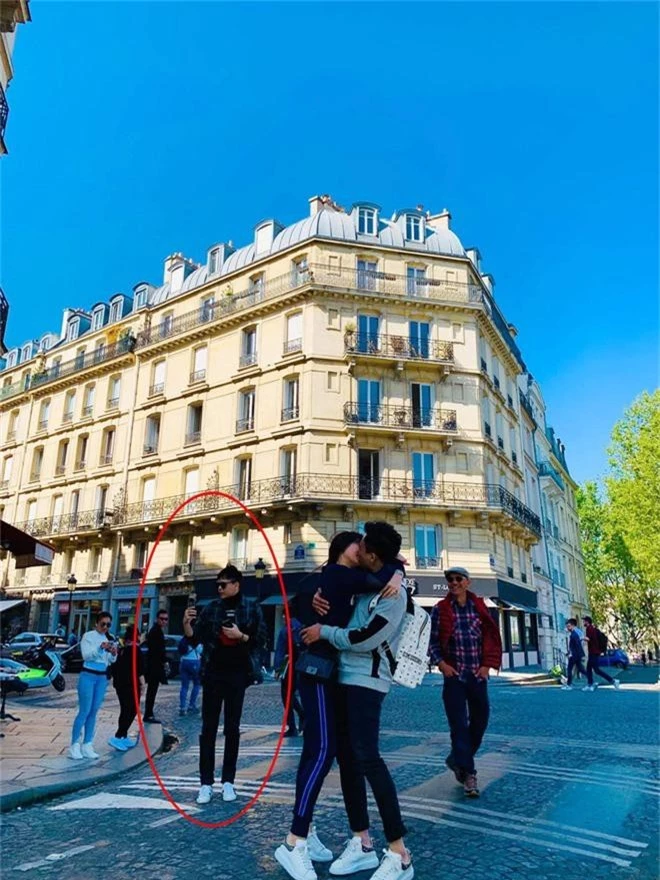 Trấn Thành và Hari Won khoá môi nhau đắm đuốt giữa đường phố Paris nhưng Trịnh Thăng Bình mới là tâm điểm chú ý - Ảnh 2.