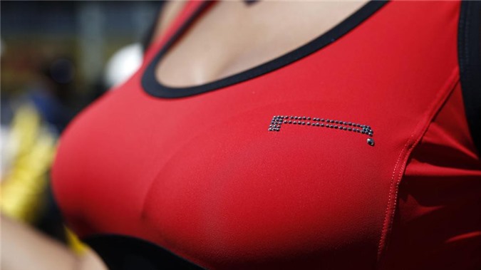 Giải đua xe chỉ tuyển nữ "ngực khủng" phục vụ