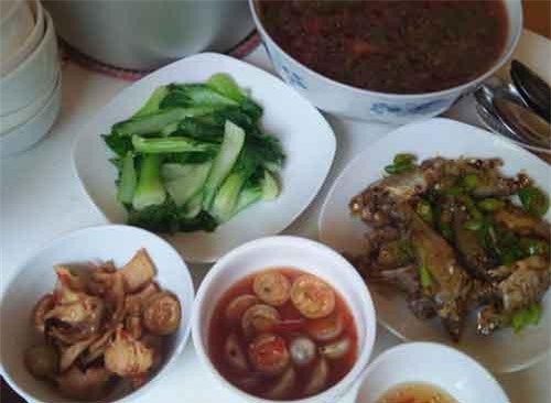 Dâu trẻ ấm ức kể mâm cơm tươm tất bị mẹ chồng nhắc nhở, chị em lập tức chỉ ra lỗi, sai nhất vẫn là nồi cơm