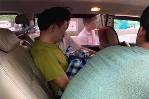 MC Thành Trung bật khóc khi nghe tin em trai Vì Quyết Chiến đã không qua khỏi sau gần 1 tháng điều trị