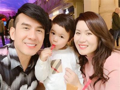 Đan Trường khoe ảnh kỷ niệm 6 năm ngày cưới nhưng "người thứ ba" mới là nhân vật gây chú ý