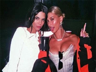 Hailey Baldwin chiếm trọn spotlight của cô bạn thân Kendall nhờ khoe vòng 1 bốc lửa, phản ứng của Justin Bieber gây chú ý