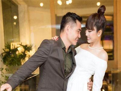 Thúy Ngân thoải mái ngả người để Trung Dũng ôm eo giữa sự kiện