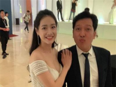 Nhã Phương khoe vòng 1 căng đầy bên cạnh ông xã Trường Giang sau khi làm "lộ" tên con gái