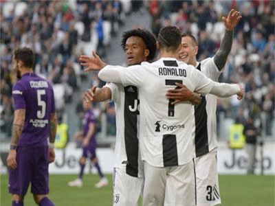Gạt lệ, CR7 ăn mừng Scudetto tưng bừng cùng Juventus